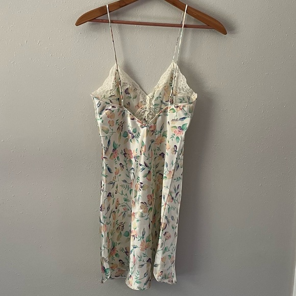 Victoria’s Secret Gold Label Floral Cream Slip Chemise Size Small - Picture 6 of 9